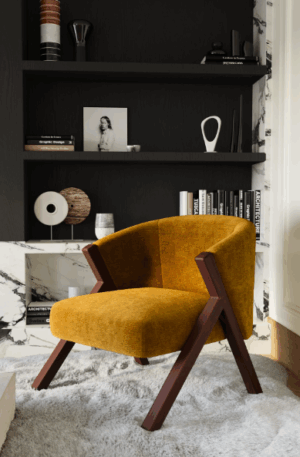 Fauteuil PLUSH velours texturé moutarde pieds walnut